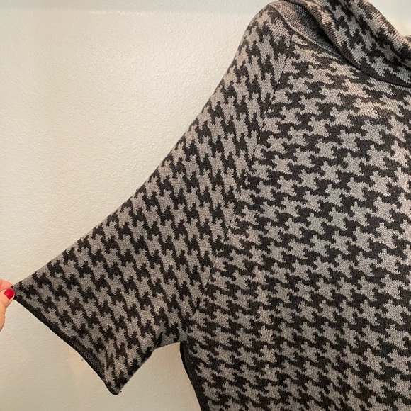 Loft Poncho - Picture 3 of 4